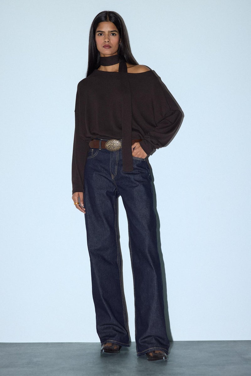 ديفاكتو تيشيرت قصة فضفاضة وياقة عريضة - Image 3